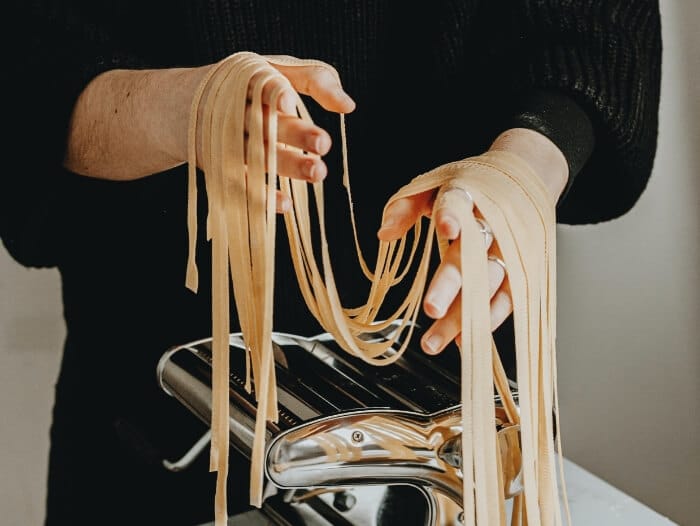 手打ちパスタを作る様子