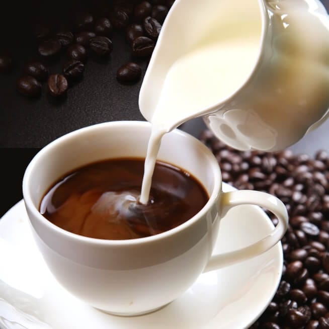 コーヒーをカップへ注ぐ様子