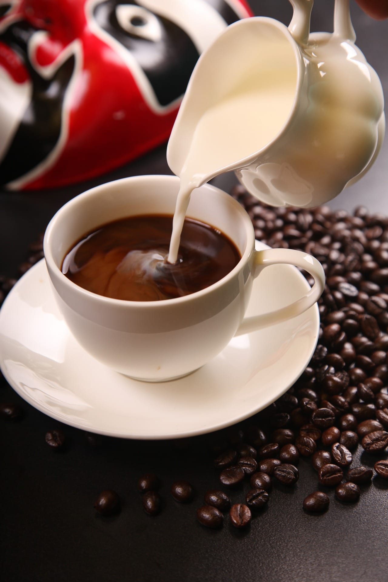 コーヒーにミルクを注ぐ様子