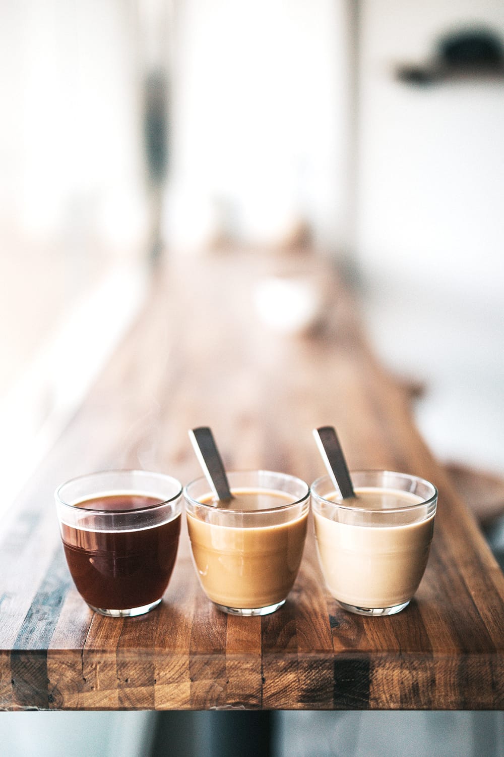 コーヒーを淹れる様子と3種類のコーヒー