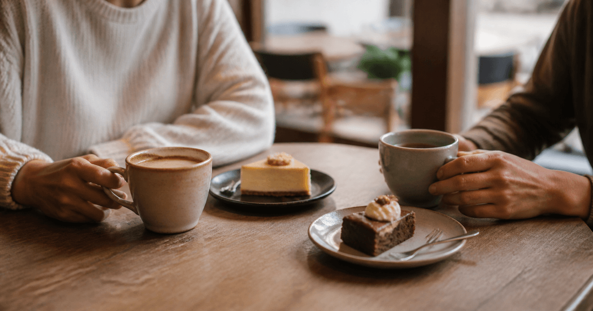 友人同士でコーヒーとケーキを楽しむ様子