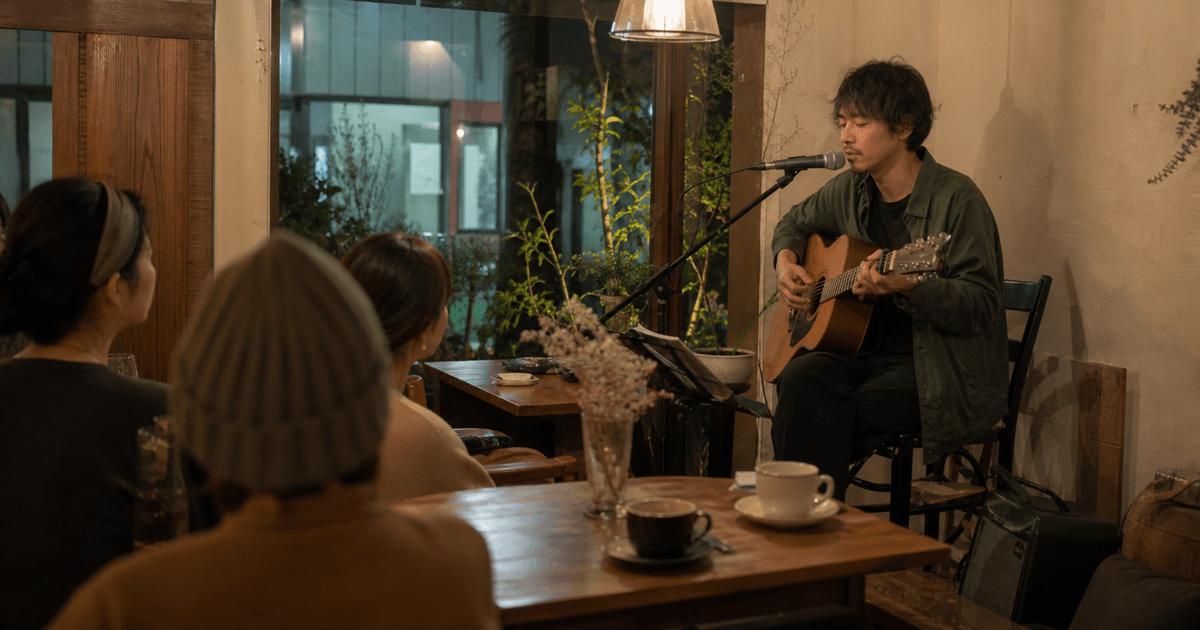 店内でアコースティックライブを楽しむ様子